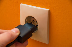 branchement d'un appareil dans une prise électrique