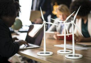 personne travaillant sur les énergies renouvelables